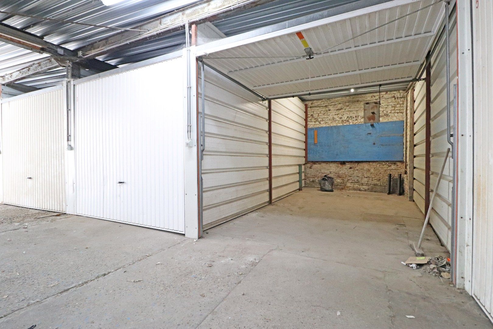 Garage in hartje Pittem foto 2