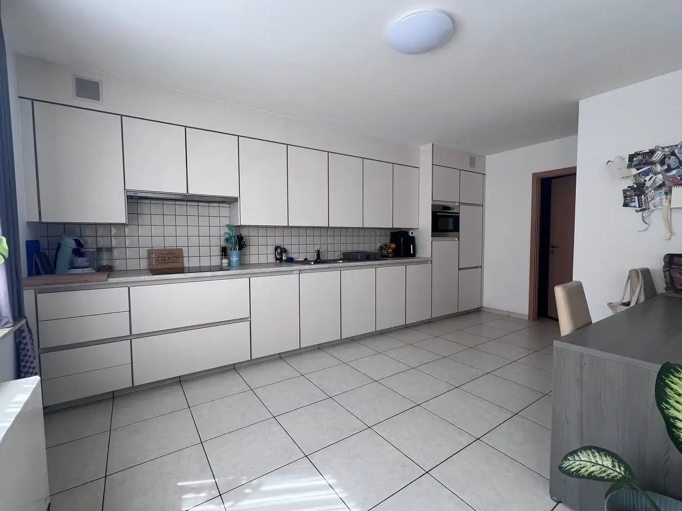 Ruim appartement met 2 slaapkamers, zonnig terras en garage in hartje Zwevezele / Hille foto 3