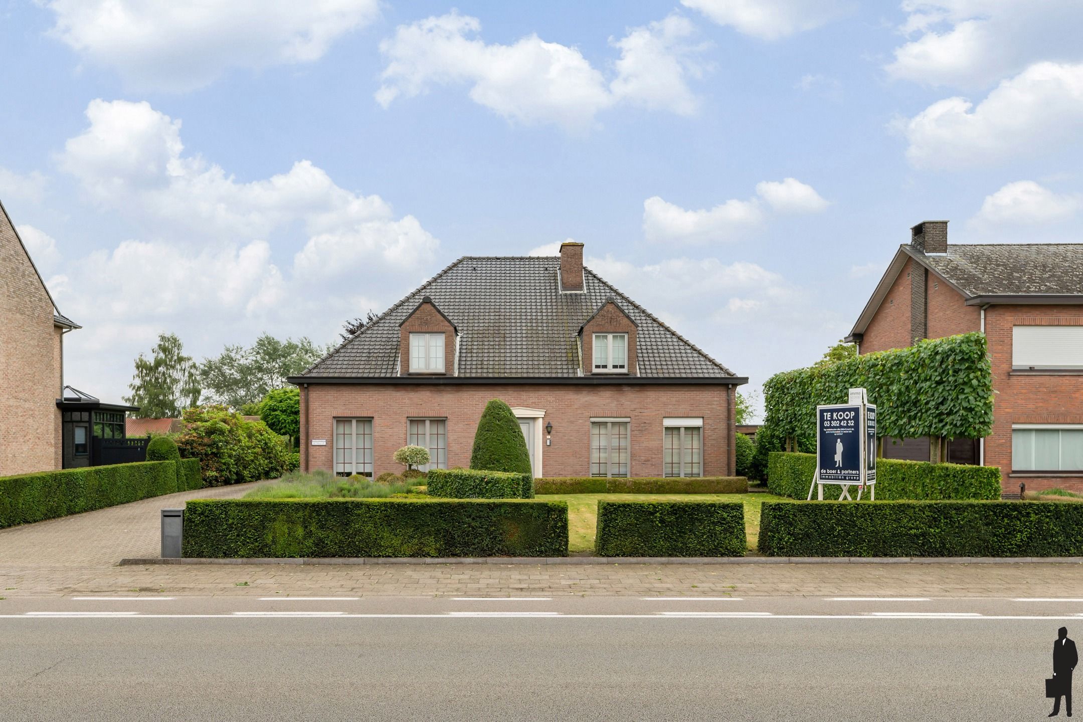 Ruime villa (ca. 350m²) met 5 slk en grote kantoorruimte. foto {{pictureIndex}}