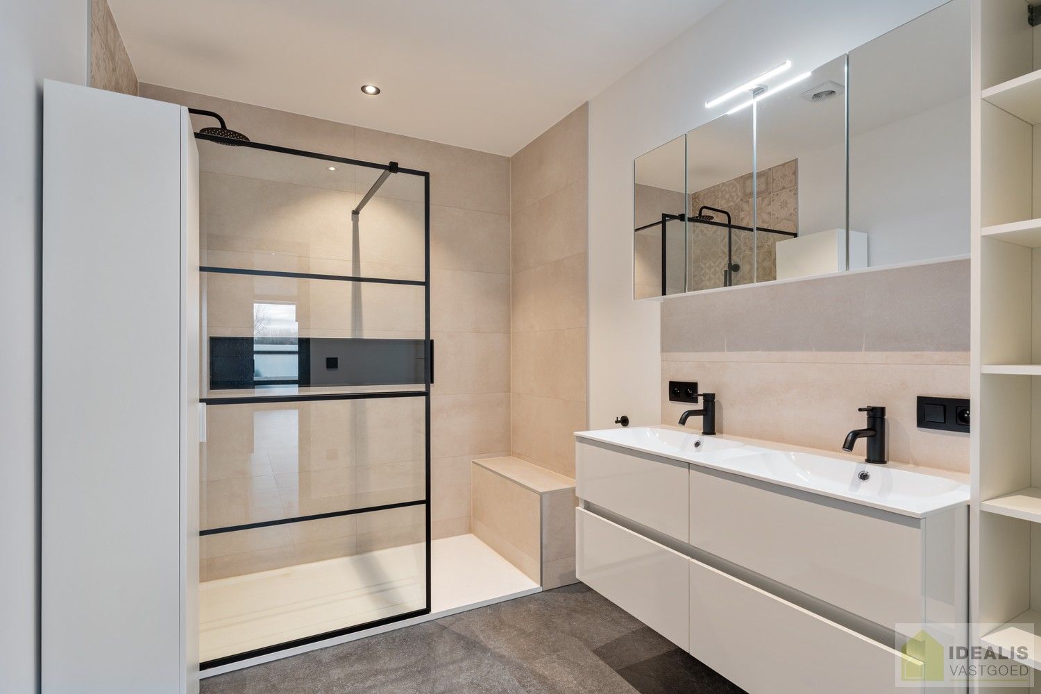 INSTAPKLAAR APPARTEMENT MET MAGAZIJN/KANTOOR OP BEDRIJVENTERREIN DE RIETKOLK!! Dit instapklare pand bestaat uit een hal/opslag van +-100m², met bureel/keuken en een aparte inkom voor het woongedeelte. Het appartement omvat een ruime woonkamer met uitgeruste keuken, 2 slaapkamers, badkamer, bergruimte en waskamer. Het pand leent zich perfect als kantoorlocatie met opslag in combinatie met wonen. foto 18