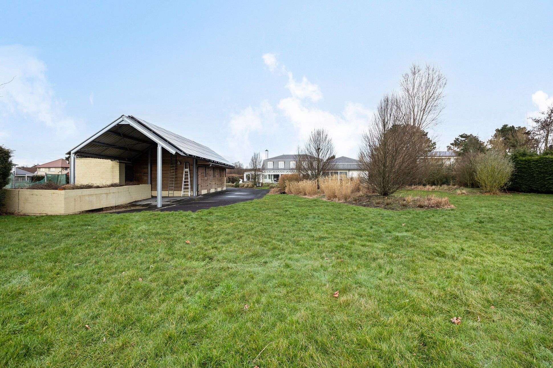 Unieke villa op een groot grondstuk met een binnenzwembad te koop nabij het centrum van De Haan. foto 50