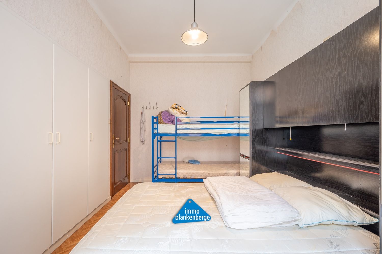 Zeer ruim appartement met grote garage op steenworp van Zeedijk, strand, zee en duinen. foto 14