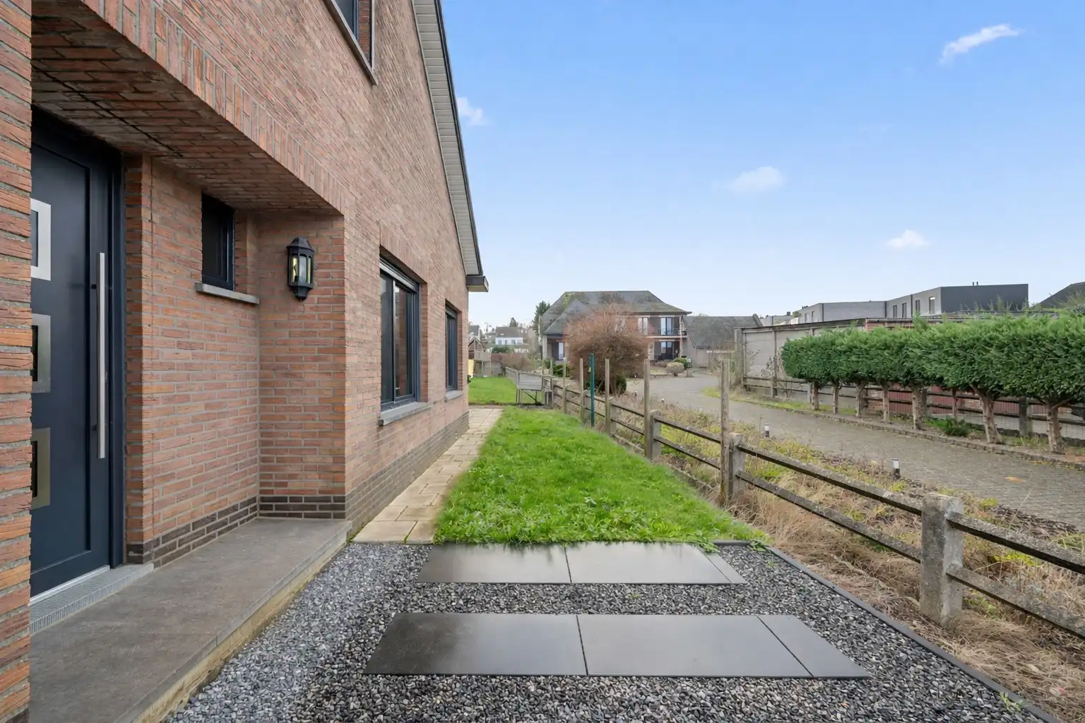 Ruime gezinswoning met ruime tuin en aparte garage foto 3