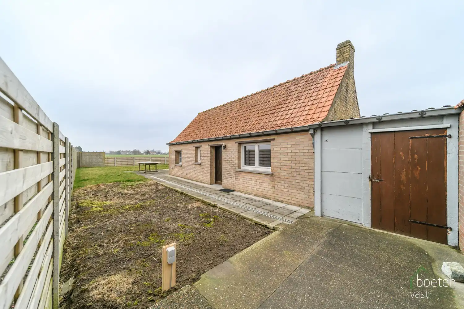 ALVERINGEM: Landhuis met conformiteitsattest, 2 (mog. 3) slaapkamers, interessant bijgebouw en dubbele garage met tuin op 795m² grondopp. foto 10
