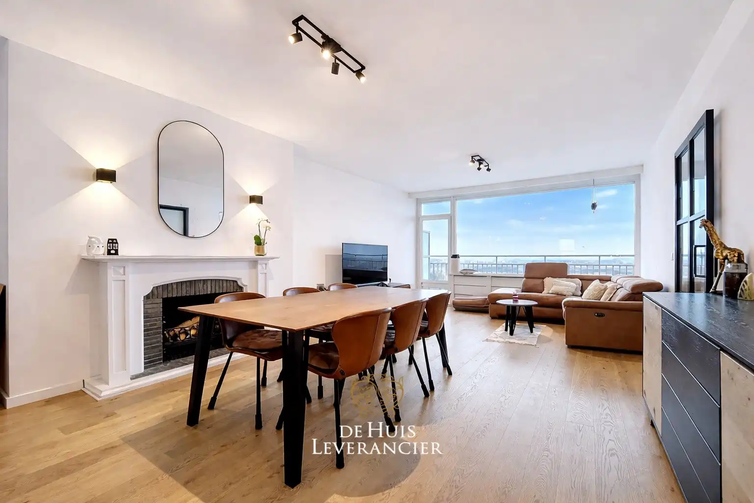 centraal gelegen, gerenoveerd appartement met panoramische zicht op 2 terrassen foto 2