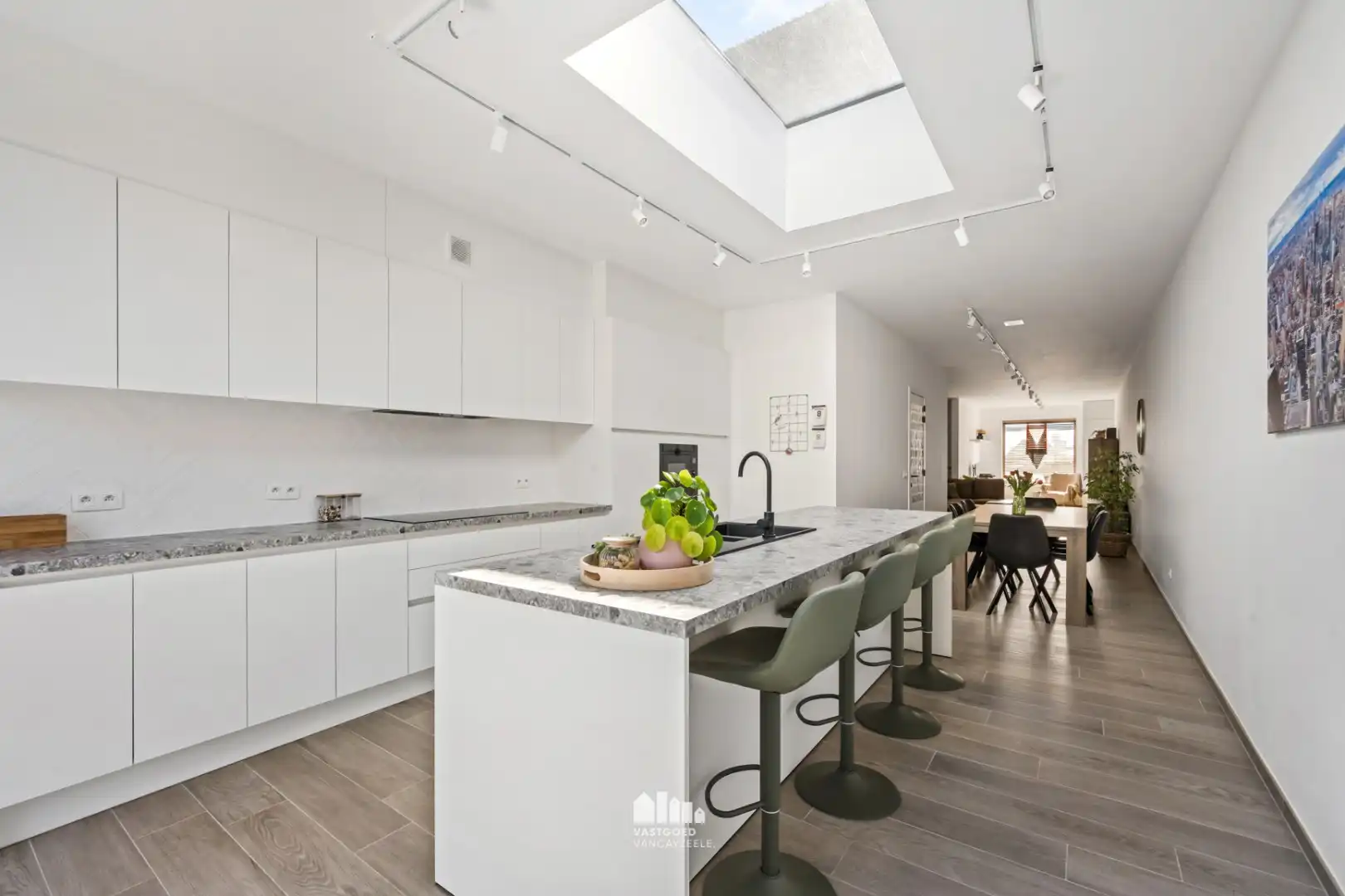 Volledig gerenoveerde woning met 5 slaapkamers, zonnige tuin en garage foto 14