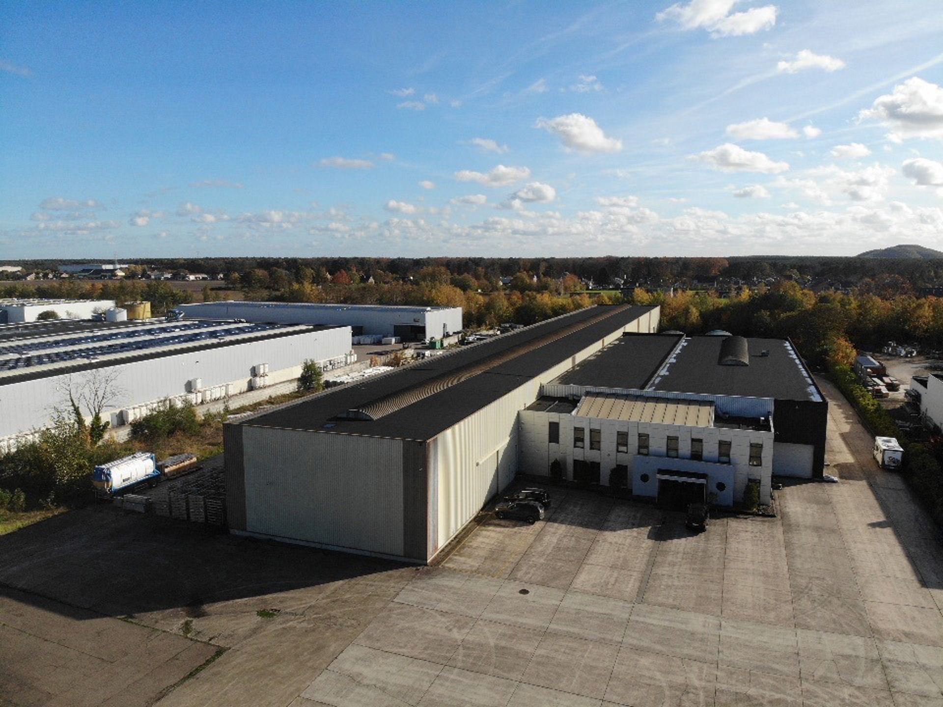 BEDRIJFSGEBOUW MET VERHARD BUITENTERREIN foto 2