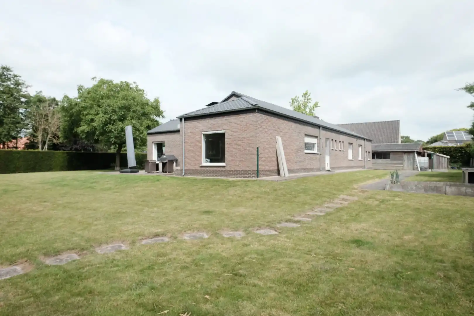 Alleenstaande gelijkvloerse woning op ruim perceel van 1.748 m² in Hooglede foto 5
