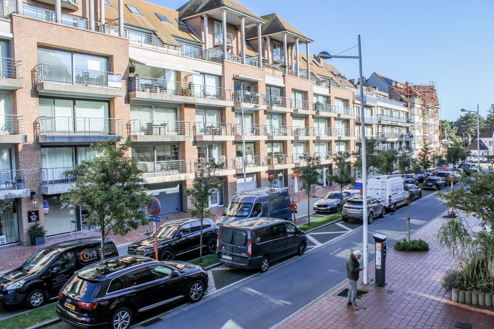 Goed onderhouden, ongemeubeld appartement met groot zonneterras, zeer centraal gelegen in de Van Bunnenlaan. foto 5