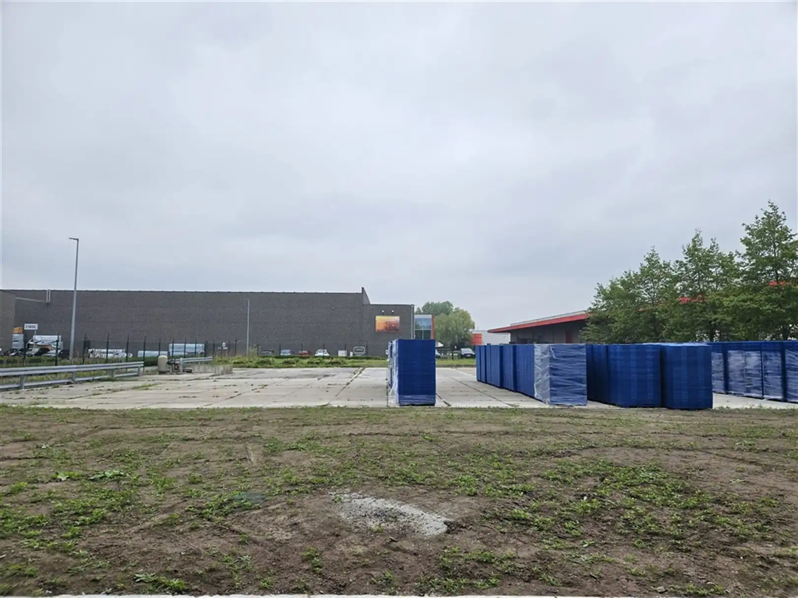 Magazijn met kantoor en verhard terrein te Desteldonk foto 4