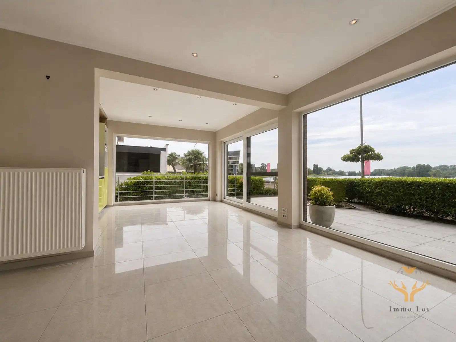 Luxueus, vernieuwd appartement met uniek zicht op Donkmeer foto 4