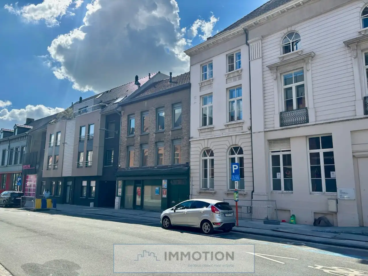 Investeringseigendom in centrum Kortrijk - multifunctioneel pand foto 2