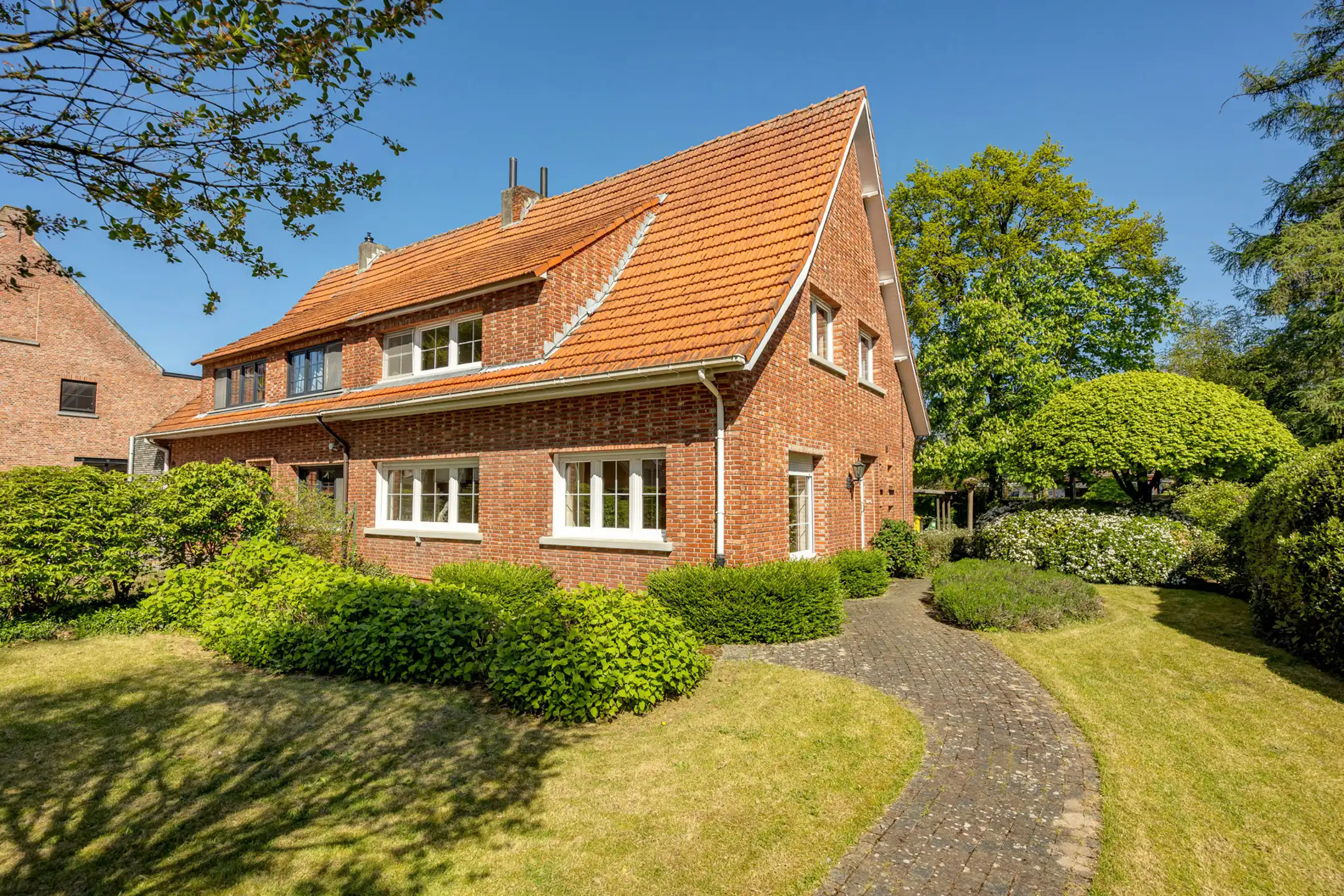 Hoofdfoto van de publicatie: Charmante woning met 4 slpks op 742 m² met achteringang
