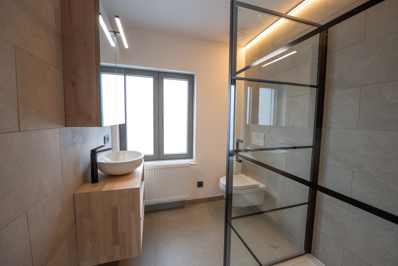 Knap gerenoveerde halfopen bebouwing met 3 slpks, garage & carport! foto 16