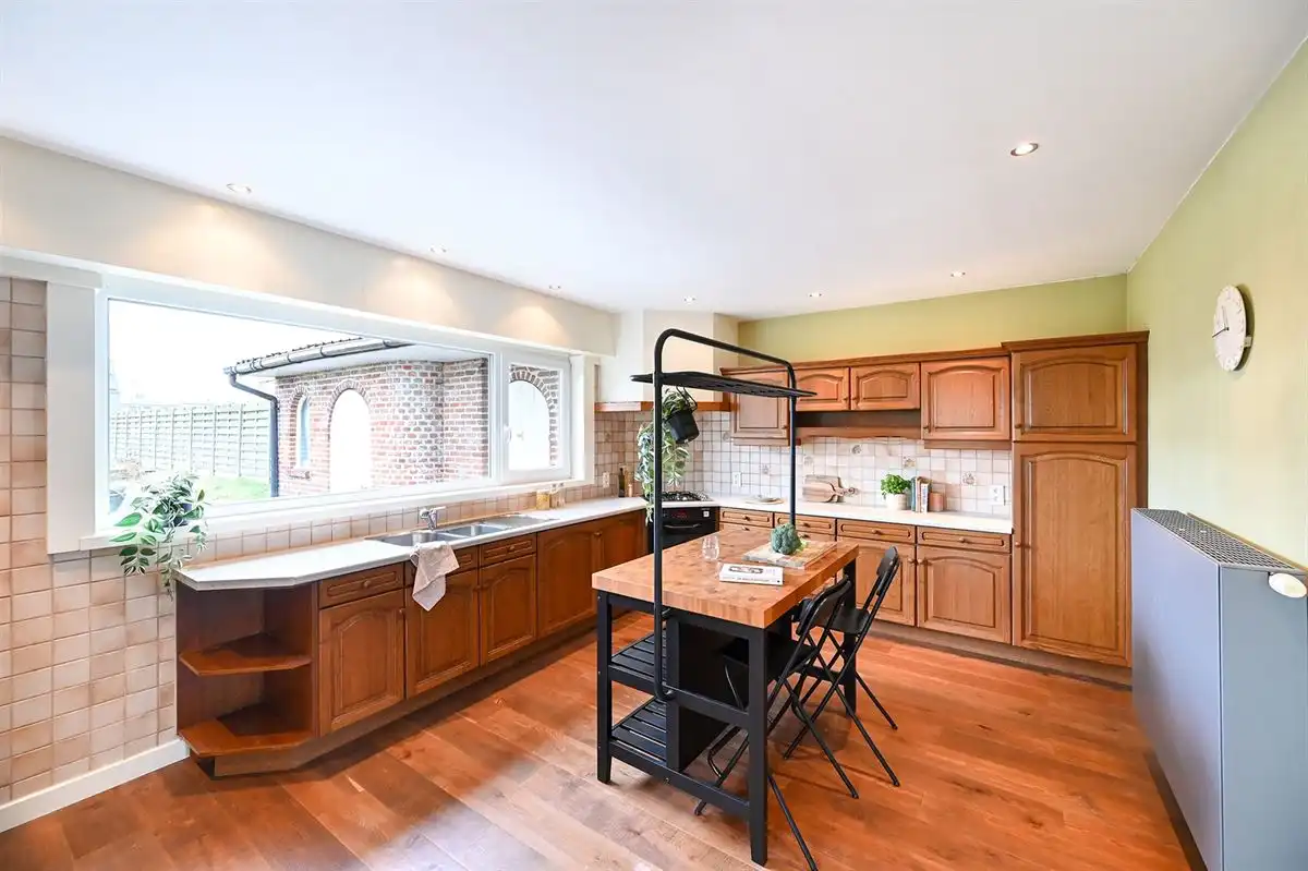 Ruime woning met 2 garages op 1400m² foto 6