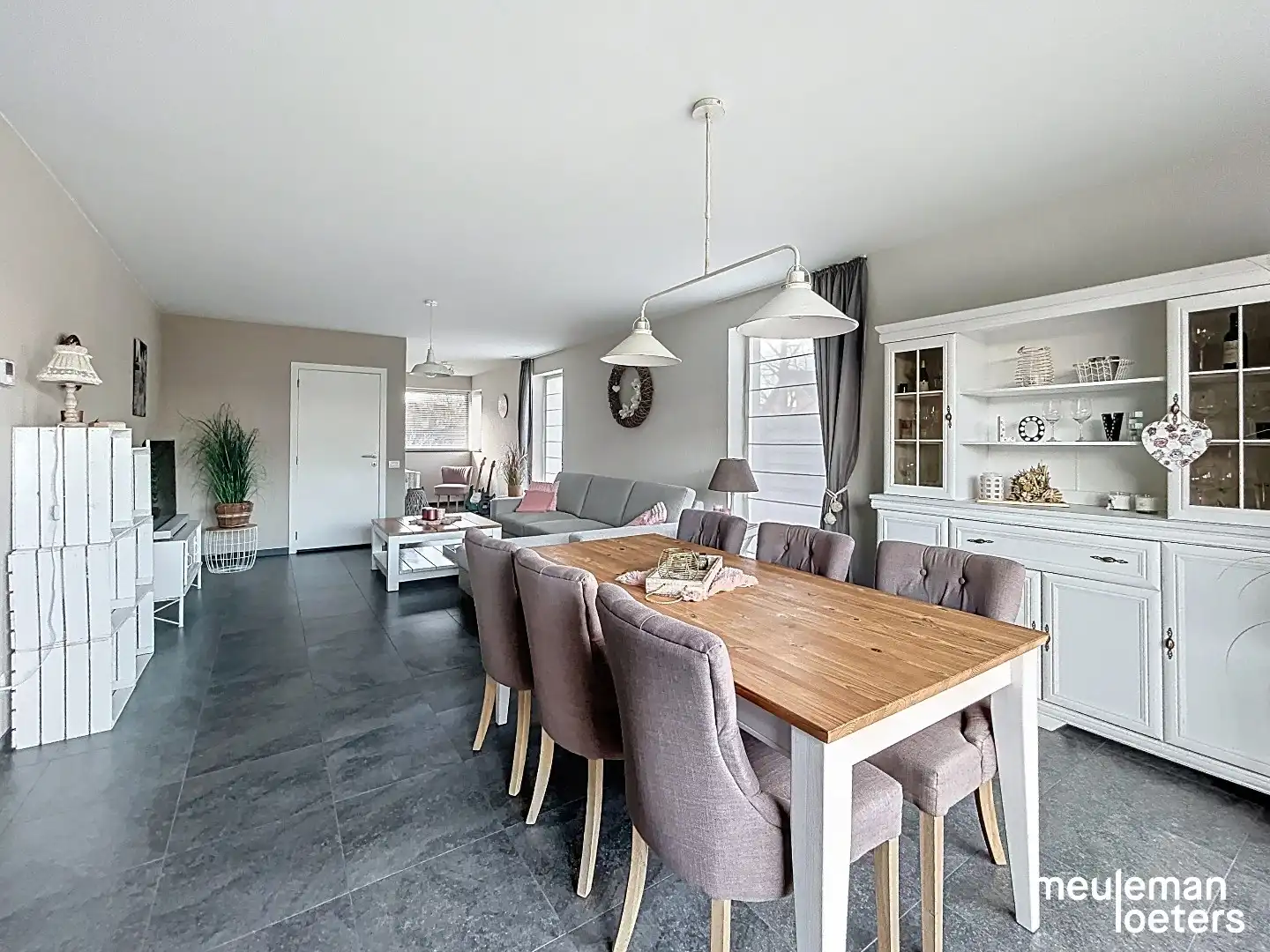 Ruime recente woning met tuin en garage foto 3