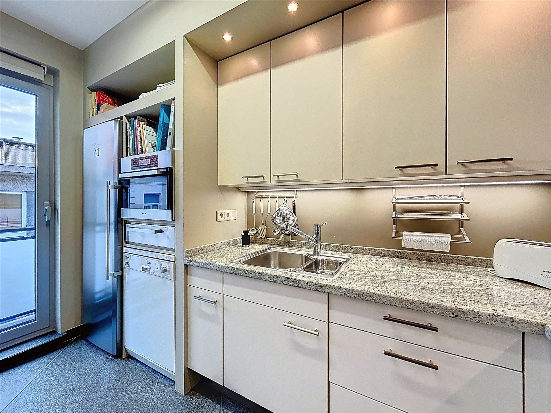 instapklaar 2 slaapkamer appartement op toplocatie foto 4