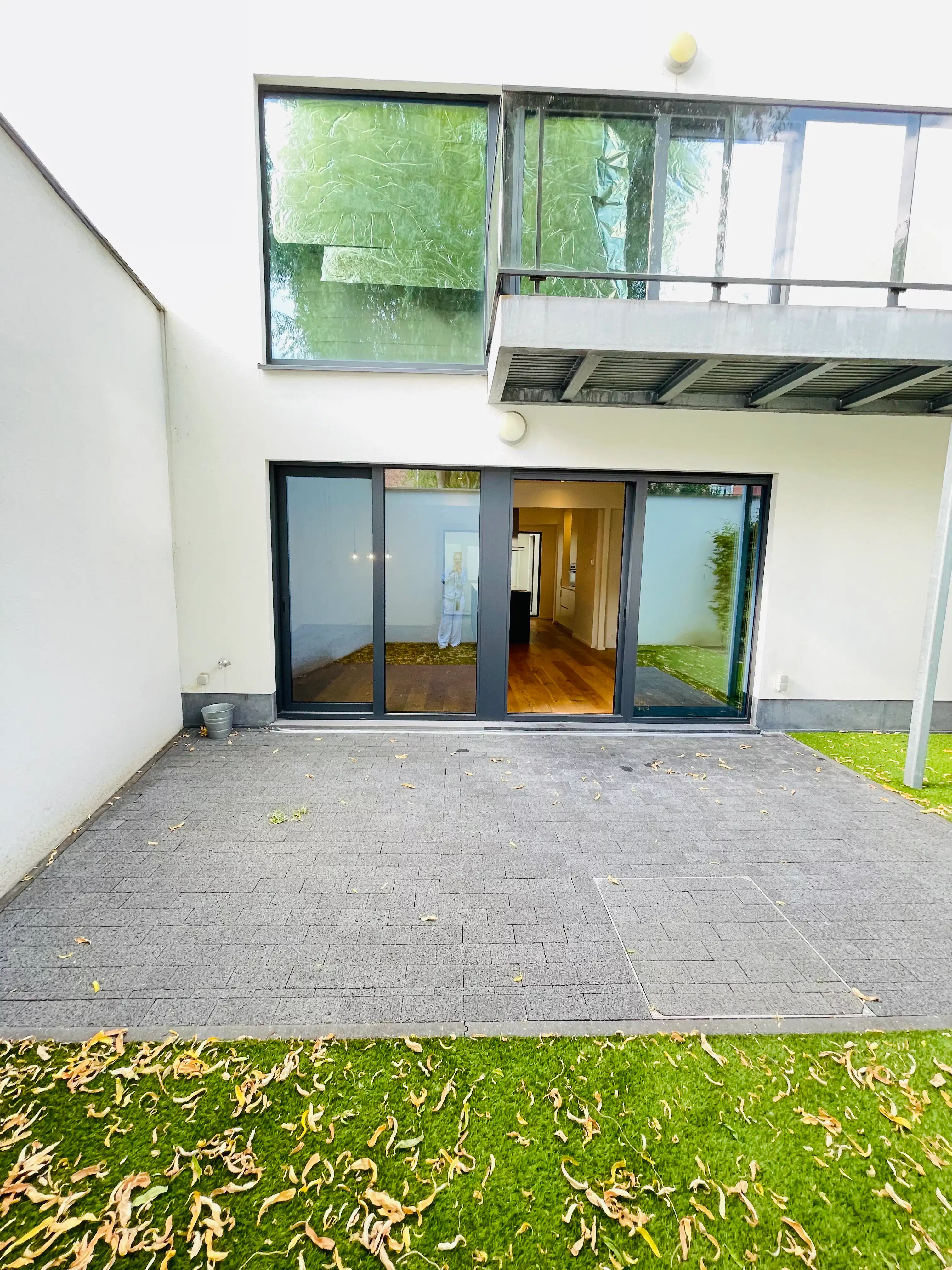 Stijlvol en recent appartement met tuin en patio foto 11