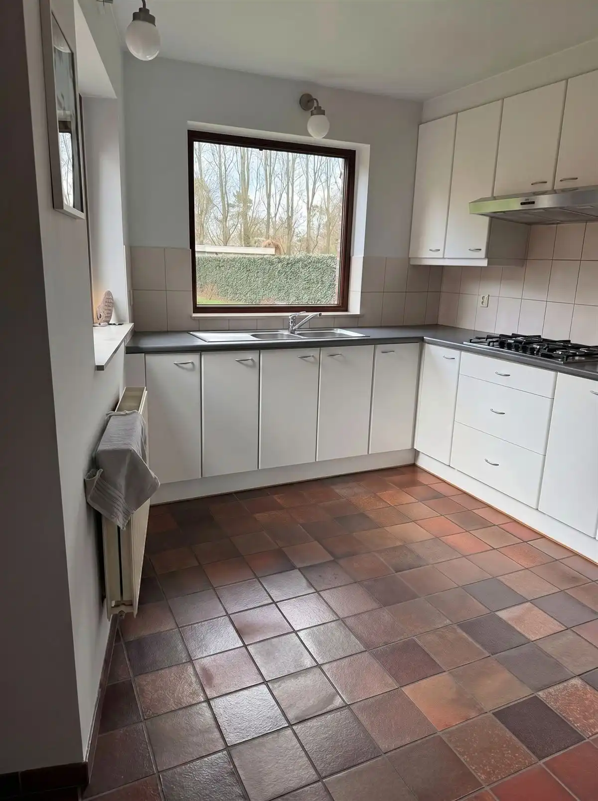 Ruime gezinswoning met grote tuin in groene omgeving foto 14