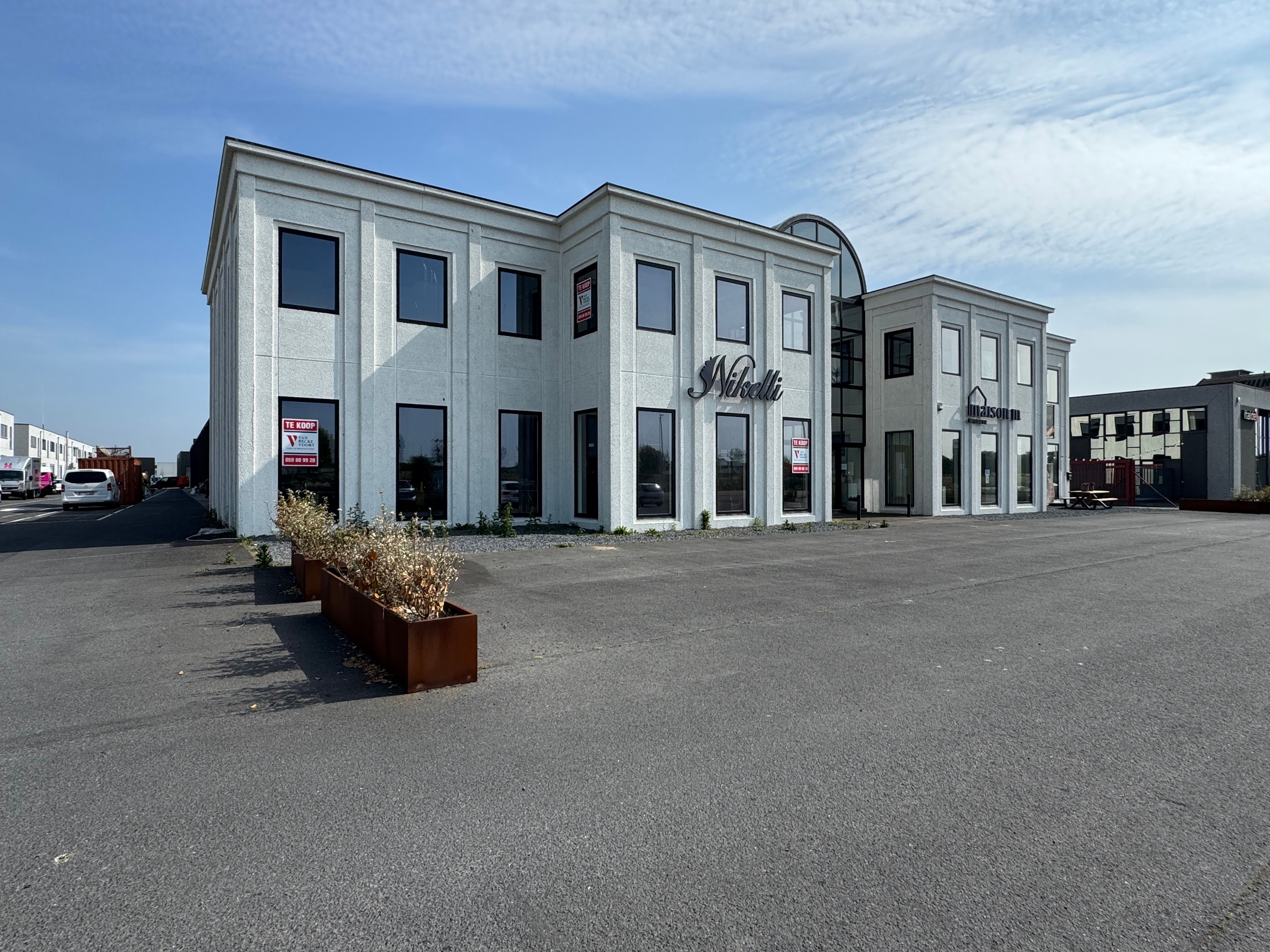 Instapklaar handelspand 428m² met 14 staanplaatsen foto {{pictureIndex}}