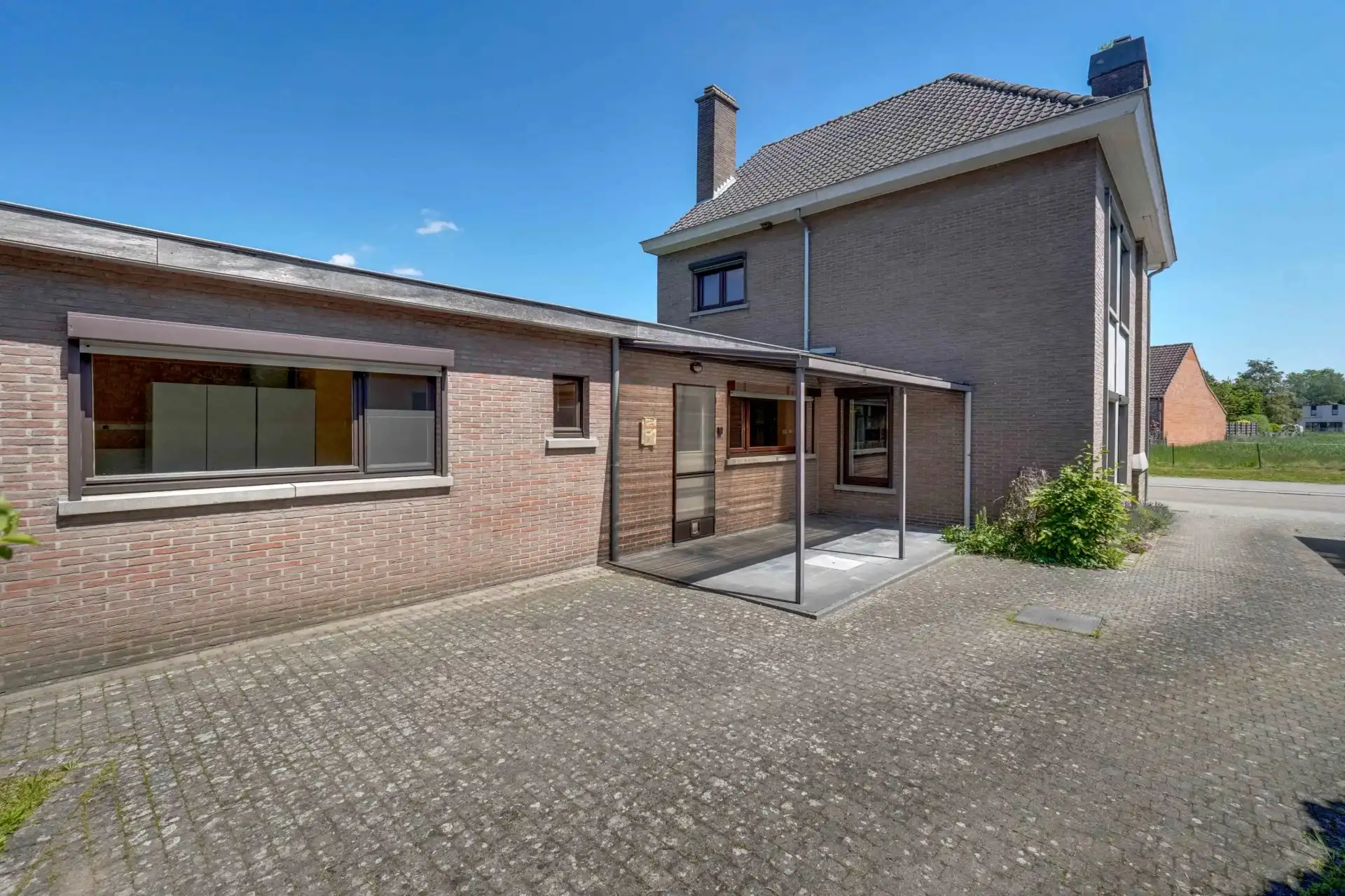 Ruime gezinswoning met 3 slaapkamers, garage en tuin foto 15
