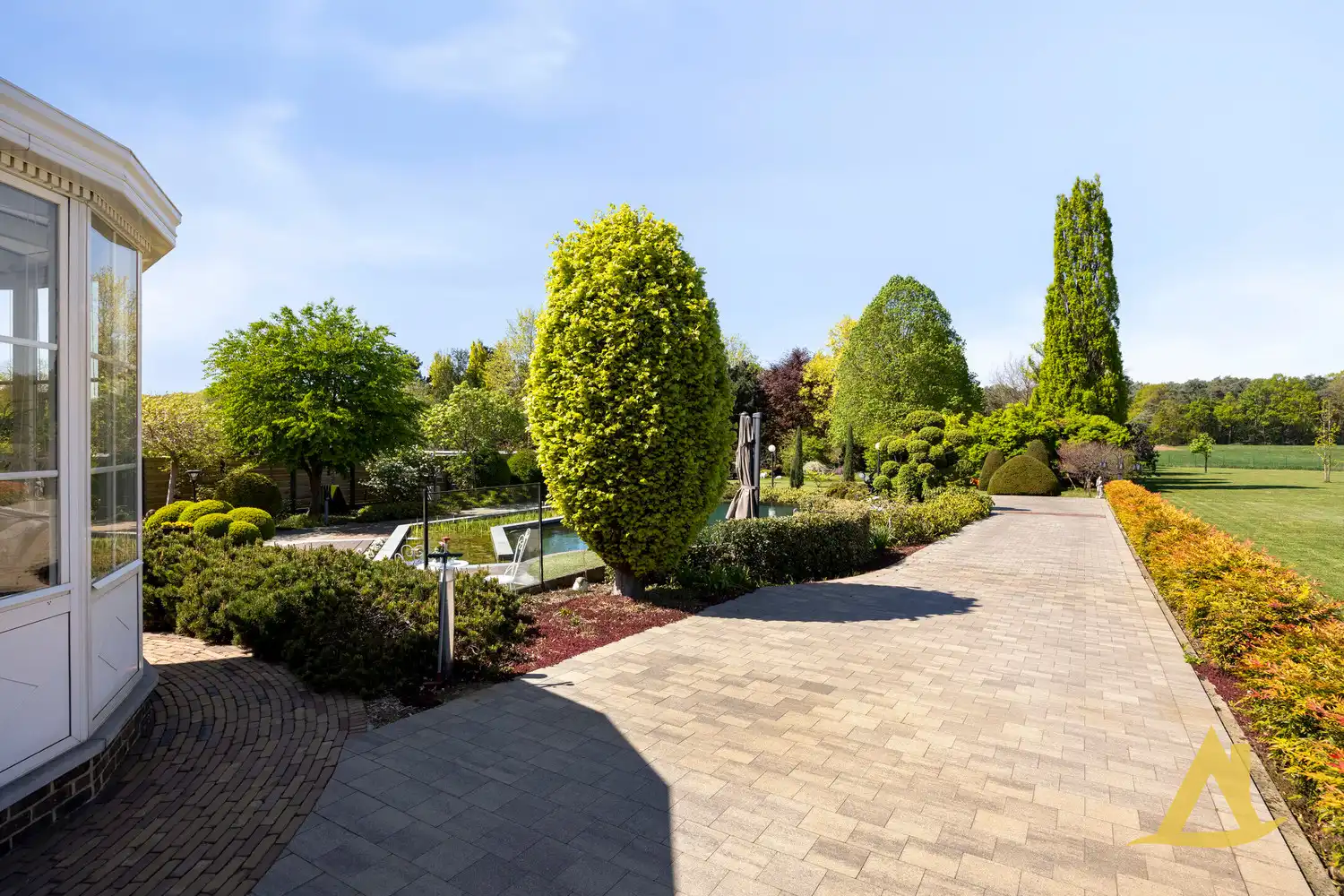 EXCLUSIEVE VILLA MET PARKTUIN EN ZWEMVIJVER OP EEN PERCEEL VAN 1HA 5A 16CA! foto 27