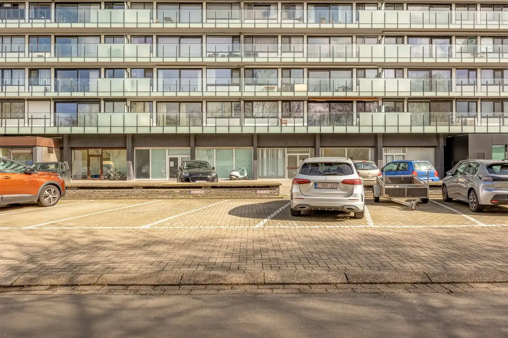 Veelzijdige commerciële ruimte met privé parkeerplaatsen  foto 2