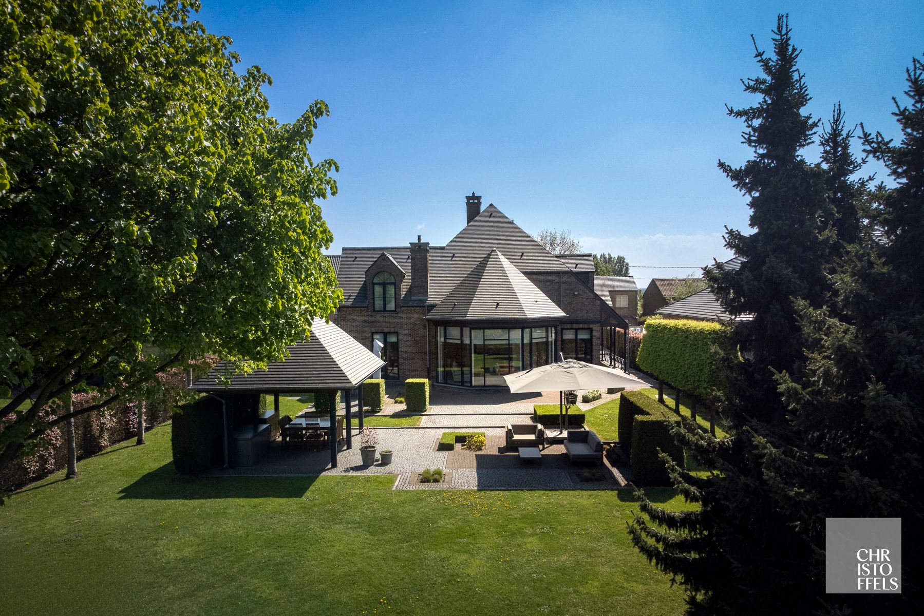 Riante villa (481 m²) met vrij zicht op een perceel van 25a67ca foto {{pictureIndex}}