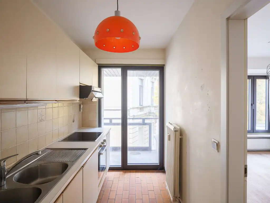 Regio Gent Zuid - Lichtrijk, op te frissen drieslaapkamer-appartement gelegen in een zijstraat van de muinkkaai met zicht op het water. foto 3