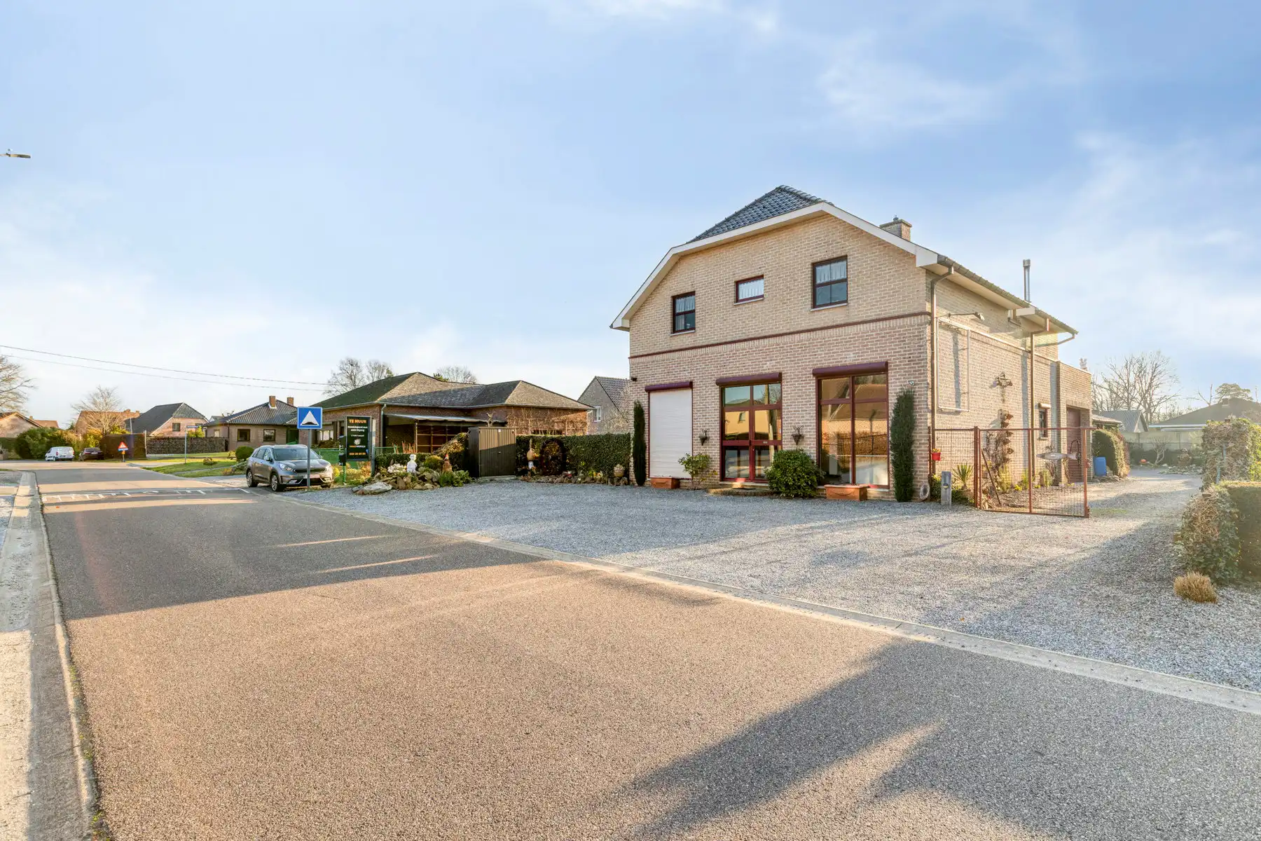 Prachtig alleenstaand 2-slaapkamer appartement met carport. foto 2
