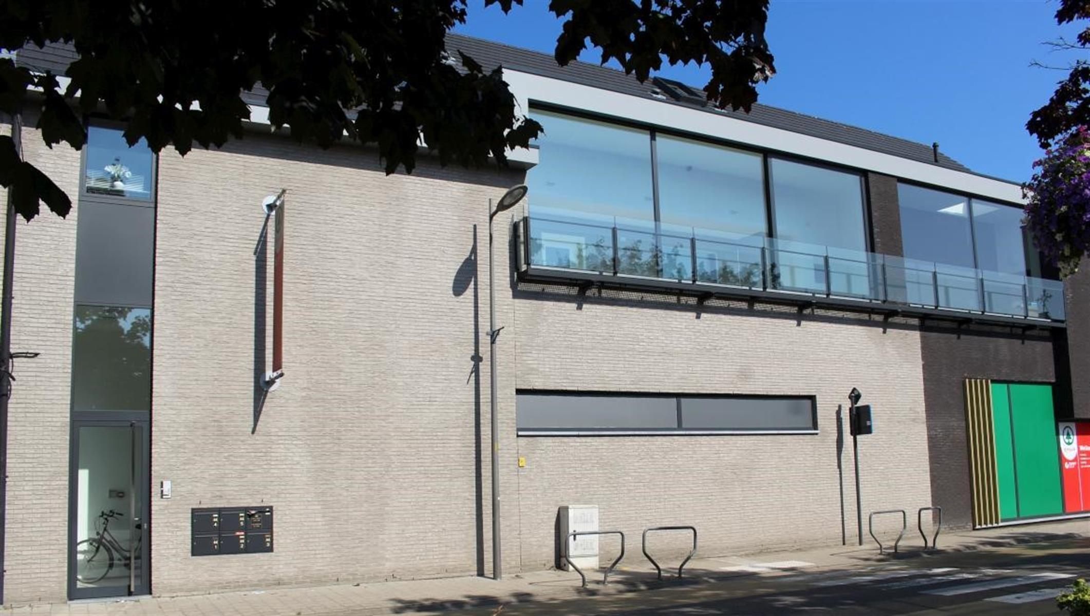 Lichtrijk dakappartement in het hart van Loenhout foto {{pictureIndex}}