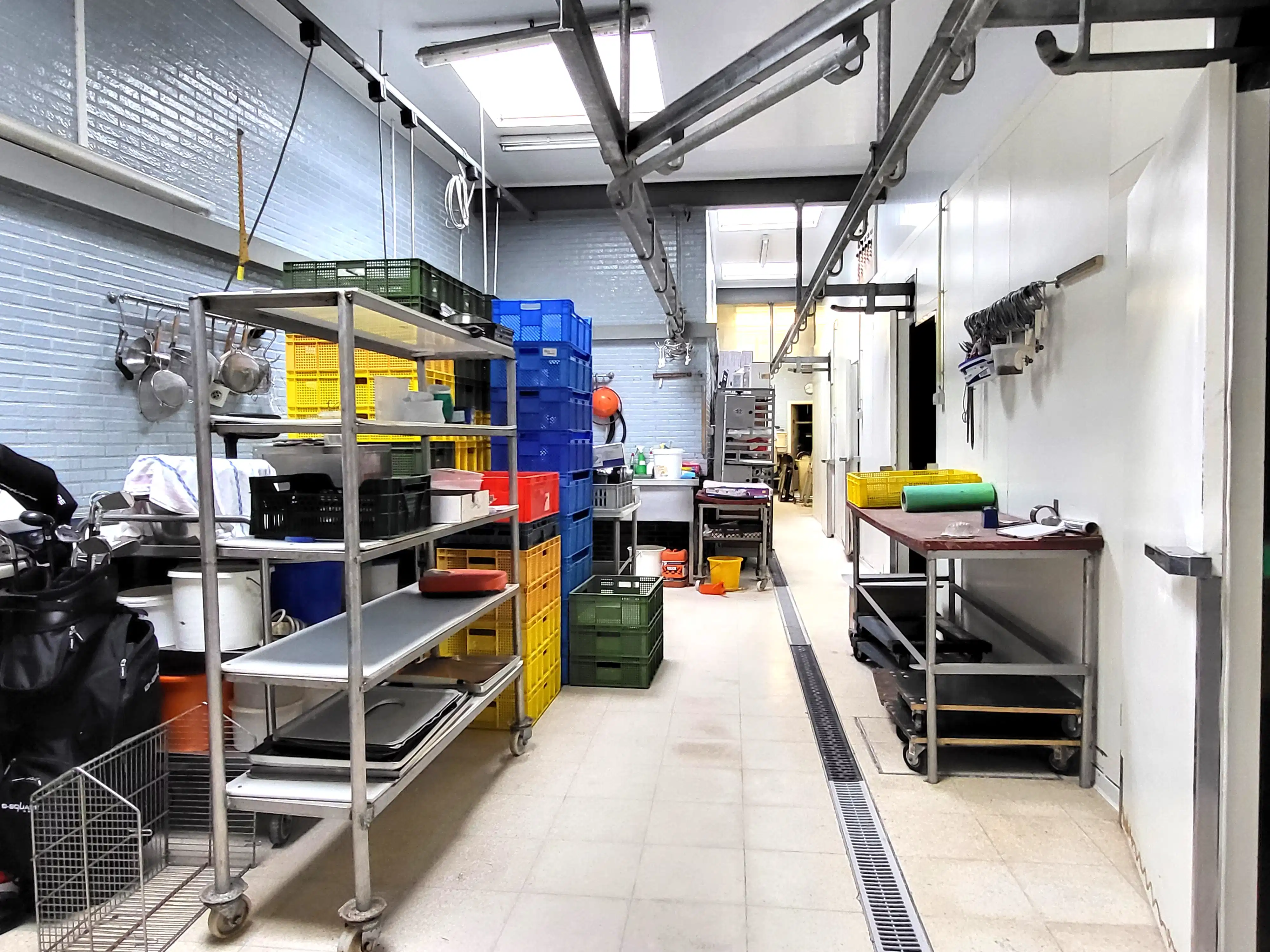 Dit veelzijdige pand met een grondoppervlakte van 240 m² combineert een ruime commerciële gelijkvloerse verdieping met een comfortabel appartement op de eerste verdieping. foto 23