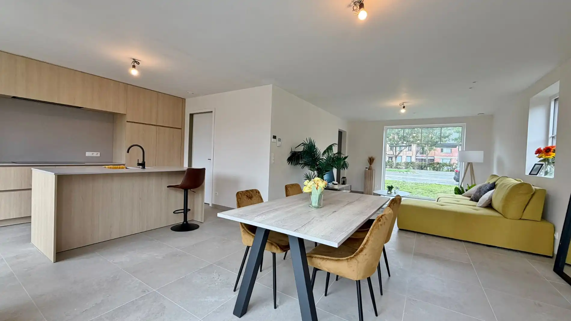 Halfopen karaktervolle nieuwbouwwoning met dubbele garage en tuin. ( 6%btw mogelijk ) foto 4