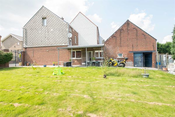 Ruime driegevelwoning in goede staat van onderhoud met 3 slaapkamers, grote tuin en aanbouw te bereiken via zij-ingang (rechts naast de woning), op een perceel van meer dan 18 are foto 11