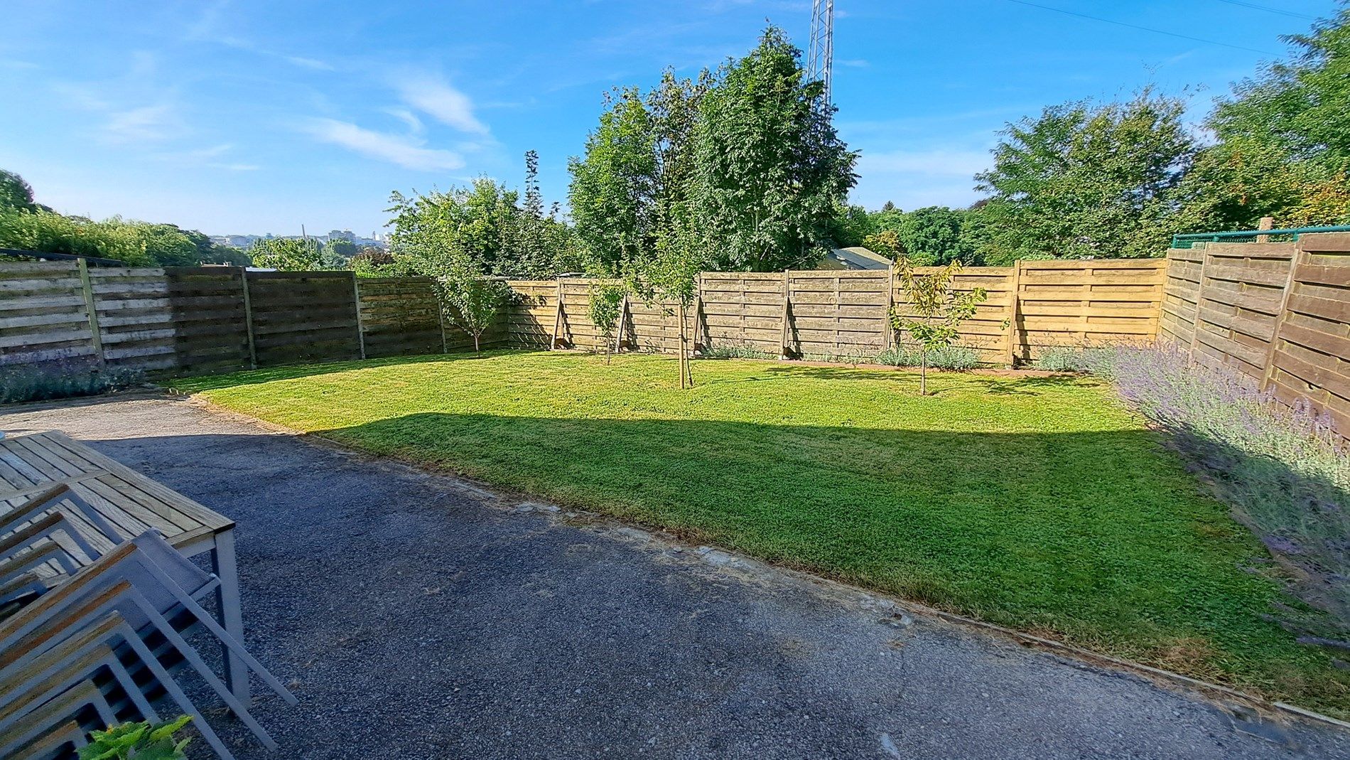 Bungalow met 3 slaapkamers, garage en mooie tuin foto 4