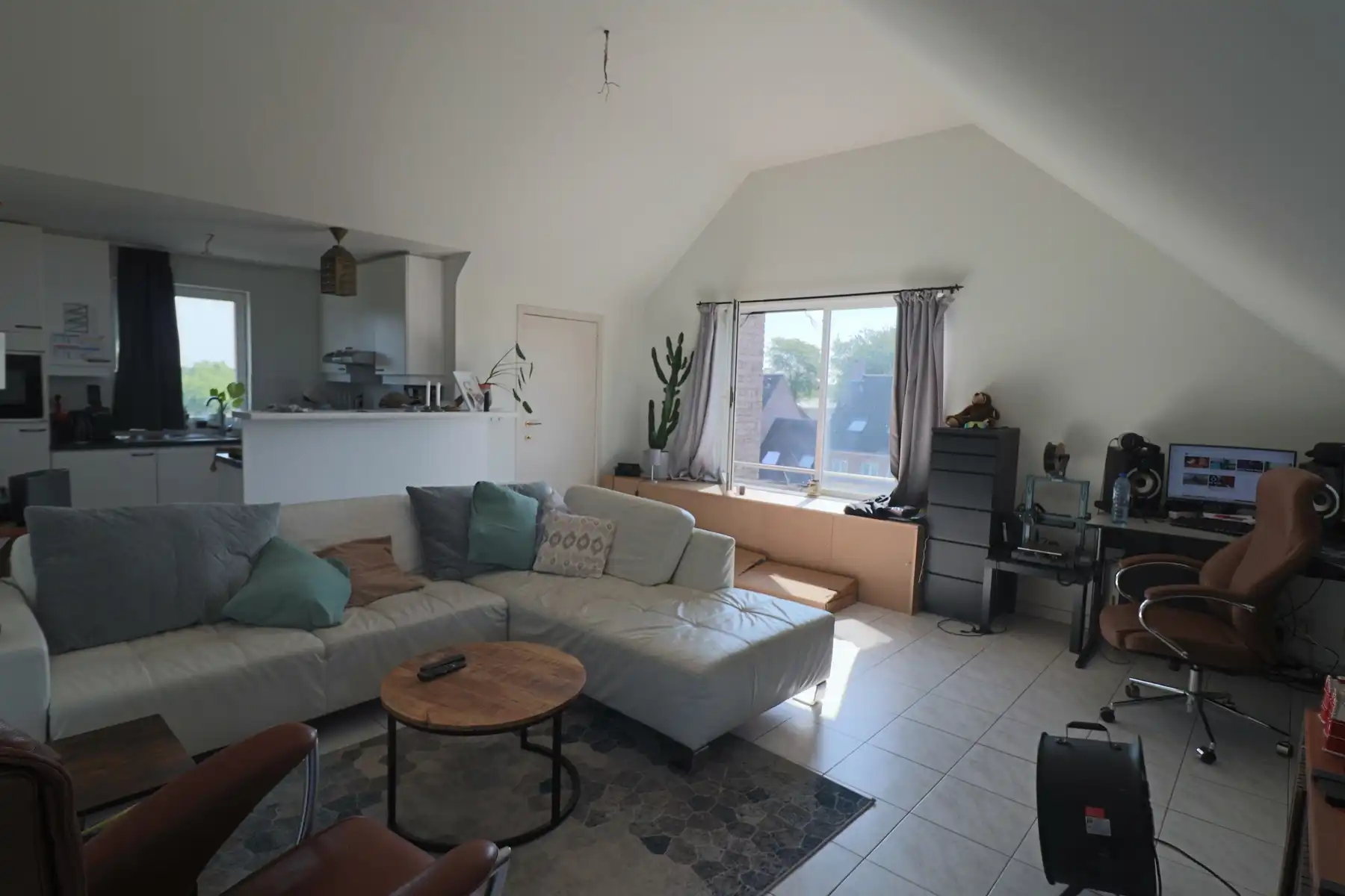 Ruim 1-slaapkamerappartement (121m²) met lift, terras, garage en autostaanplaats. foto 2