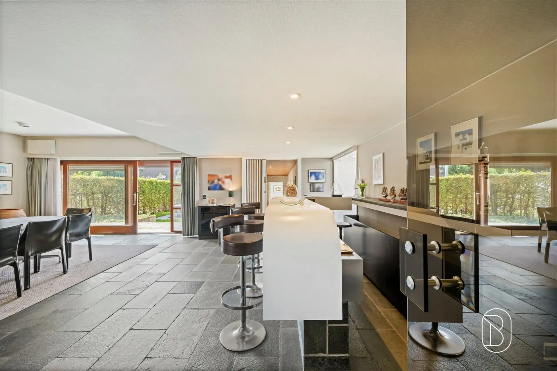 Charmante bungalow op ruim perceel van 855 m² foto 9