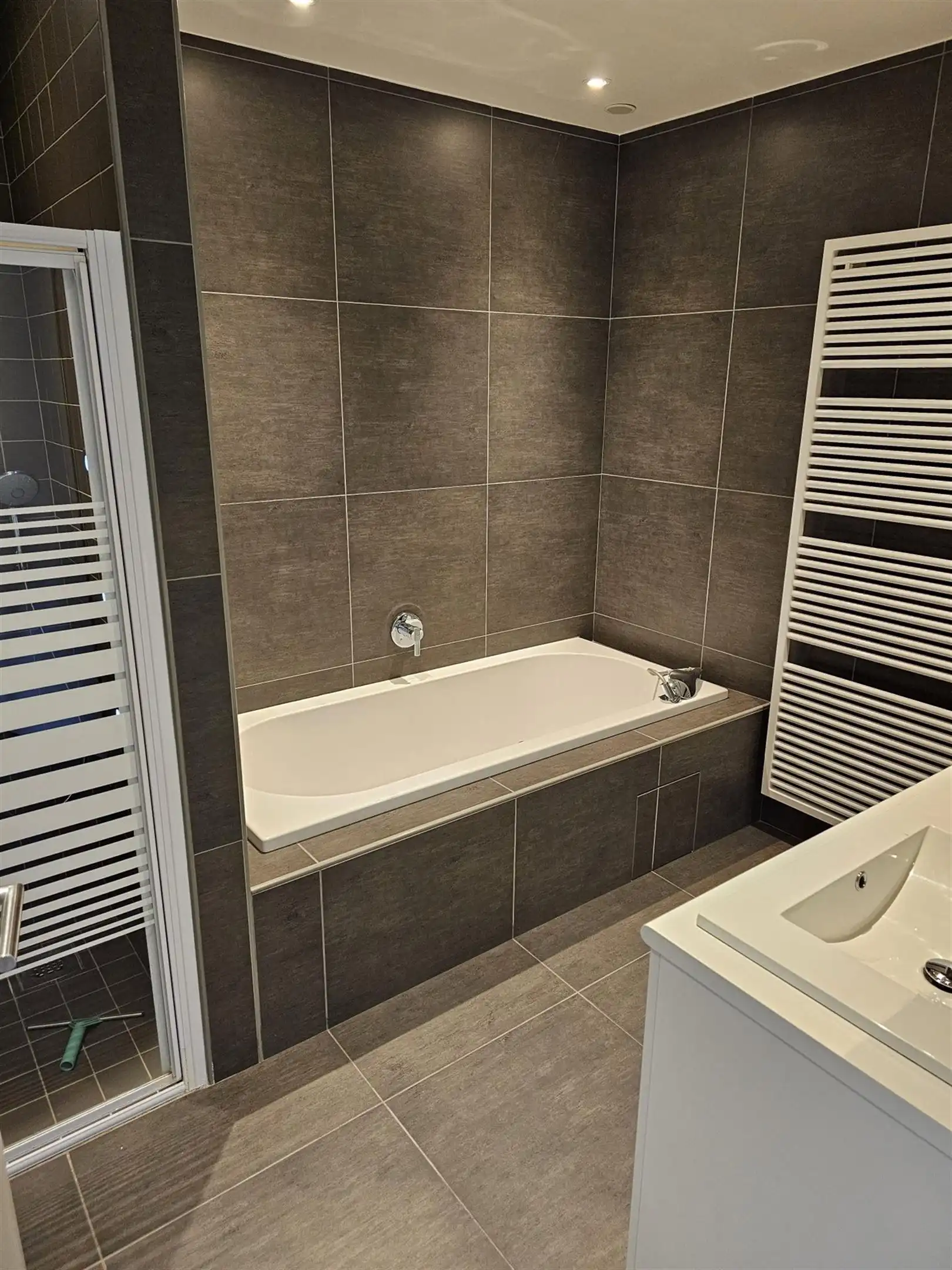 Luxueus afgewerkt, gemeubeld twee slaapkamer appartement met terras en garage. foto 9