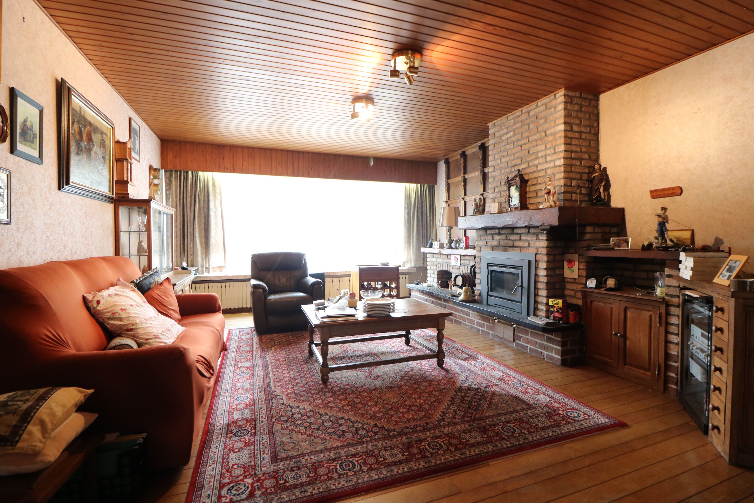  Zeer ruime woning met 5 slaapkamers, garages (8 wagens) en werkplaats. foto 2