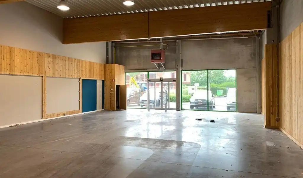 Commercieel gelegen winkel te huur in Lochristi foto 2