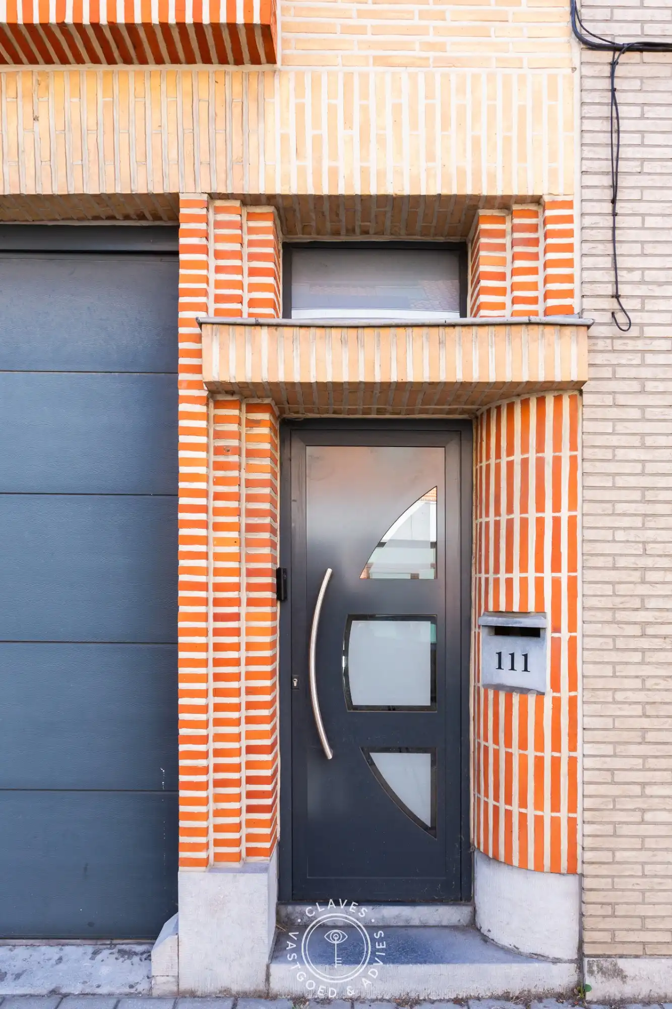 Hedendaagse gezinswoning achter statige art-decogevel foto 2