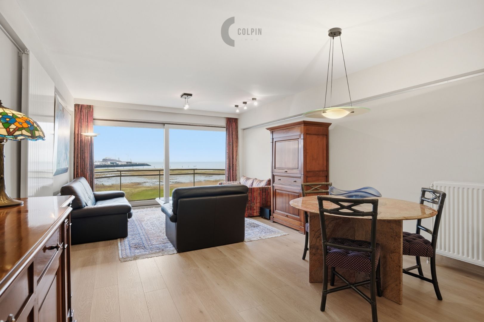 Uniek appartement met frontaal zeezicht én panoramisch uitzicht over “De Baai van Heist” foto {{pictureIndex}}