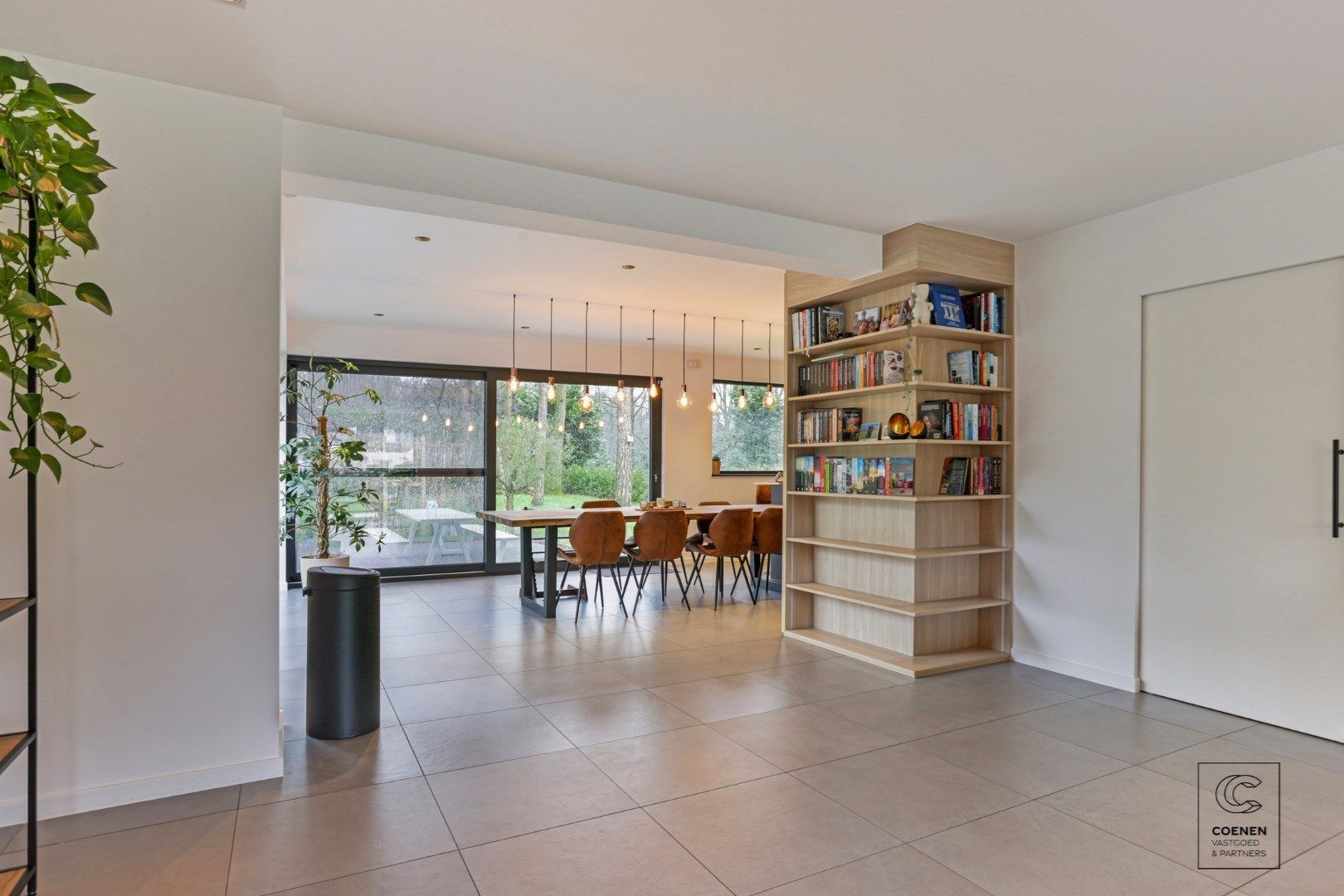 Prachtig gerenoveerde villa  met 4 slpk's, een bew. opp. van 200 m² op een uiterst rustig en groene ligging te Schilde foto 2