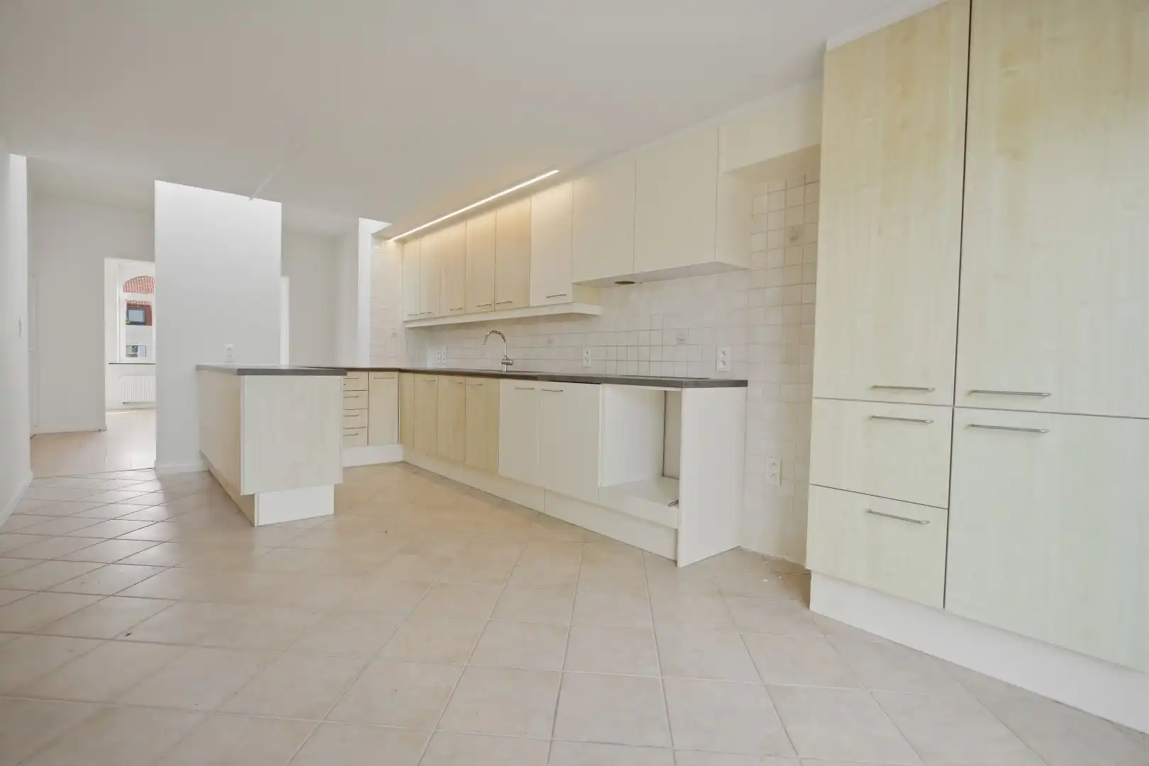 Recent gerenoveerde woning (2026), centraal gelegen aan het marktplein van Merkem! foto 7