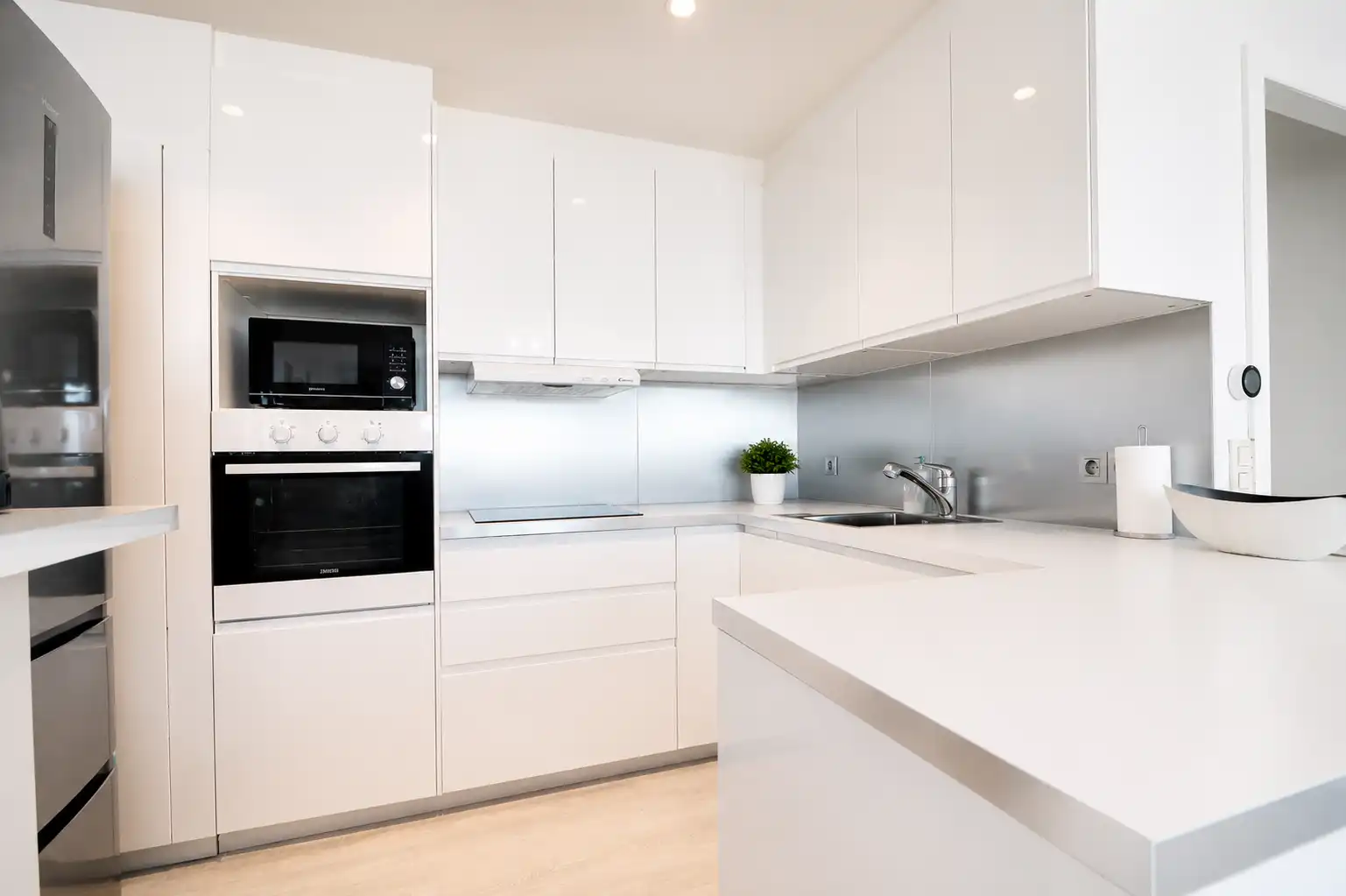 Volledig gerenoveerd 2-slaapkamerappartement met frontaal zeezicht. foto 3