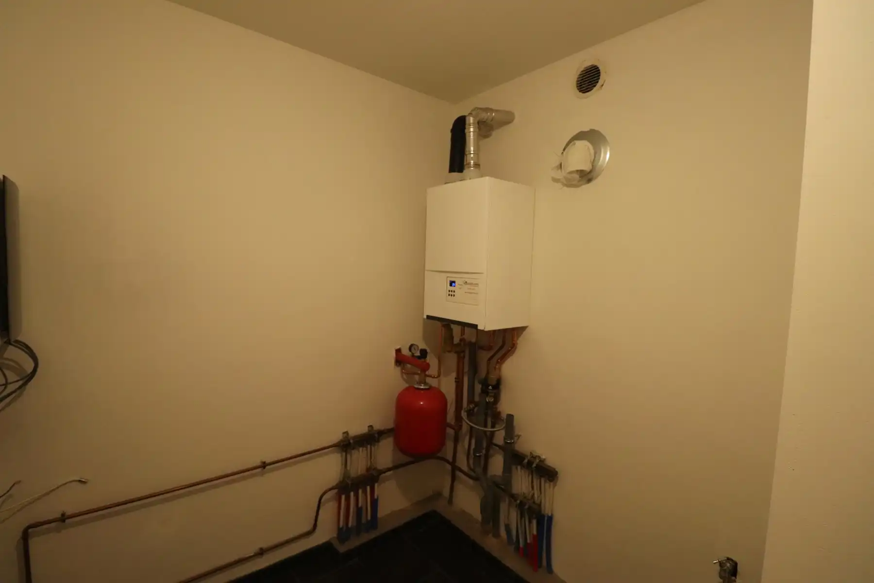 Ruim 2-slaapkamerappartement met terras en lift op de 1ste verdieping links met garage foto 7