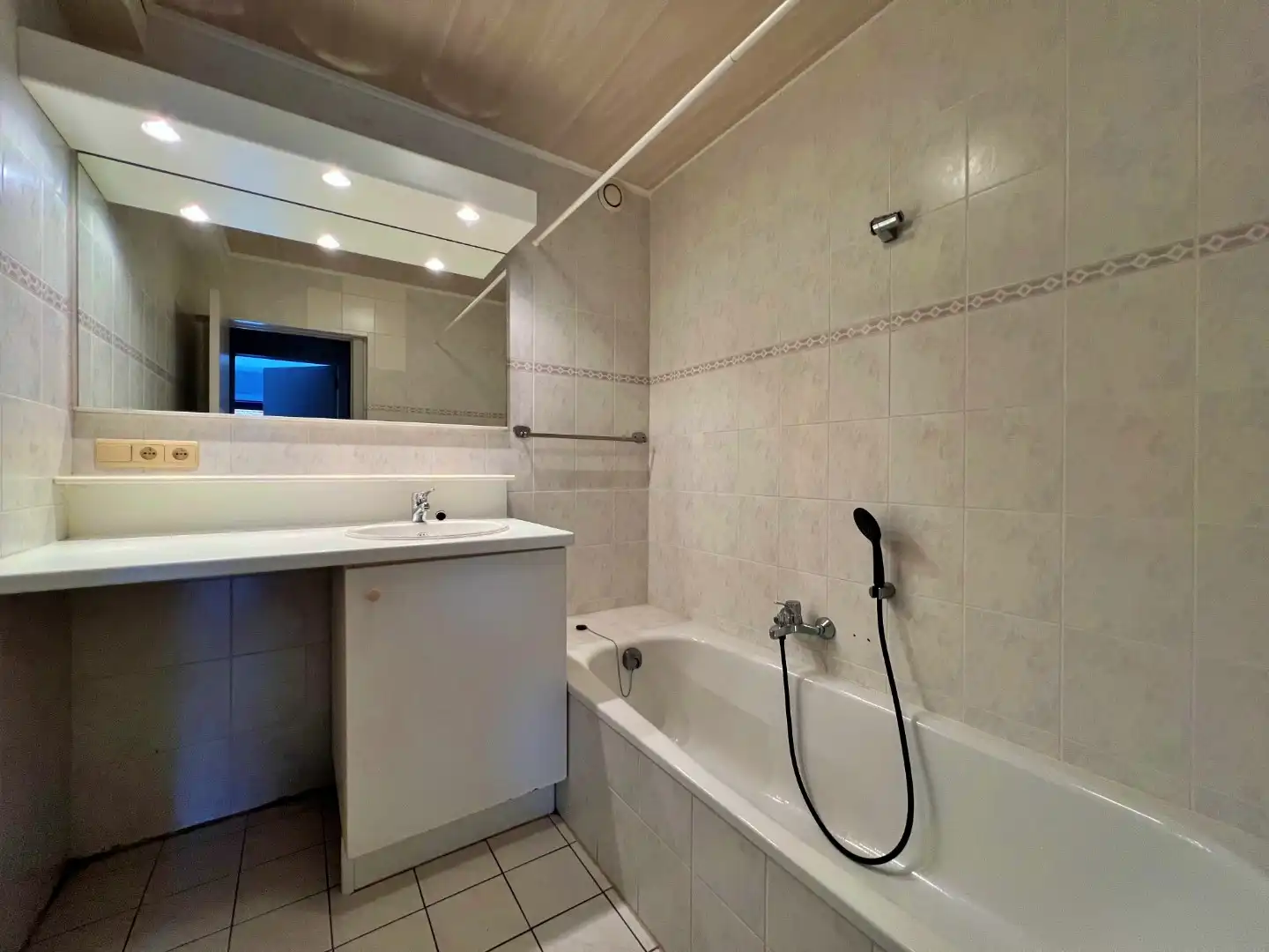 1-slaapkamer appartement met ondergrondse parkeerplaats foto 11