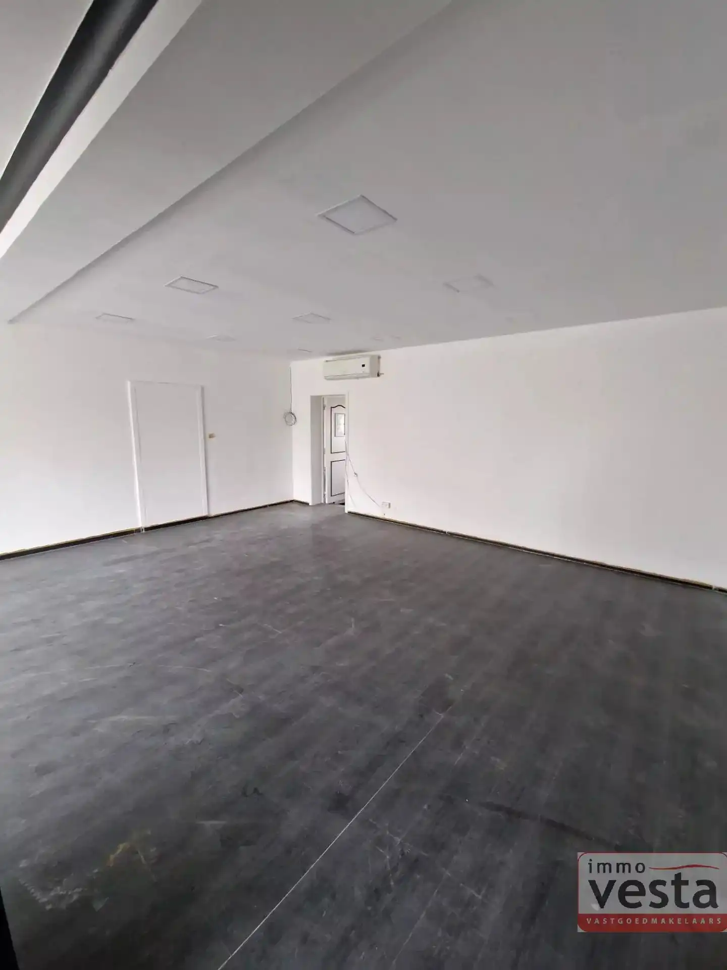 Handelspand met winkelruimte en parking foto 4