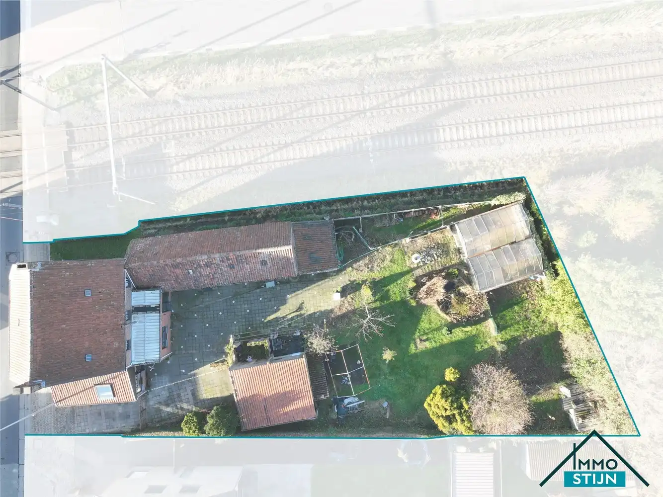 Ruime te renoveren woning met veel potentieel foto 22