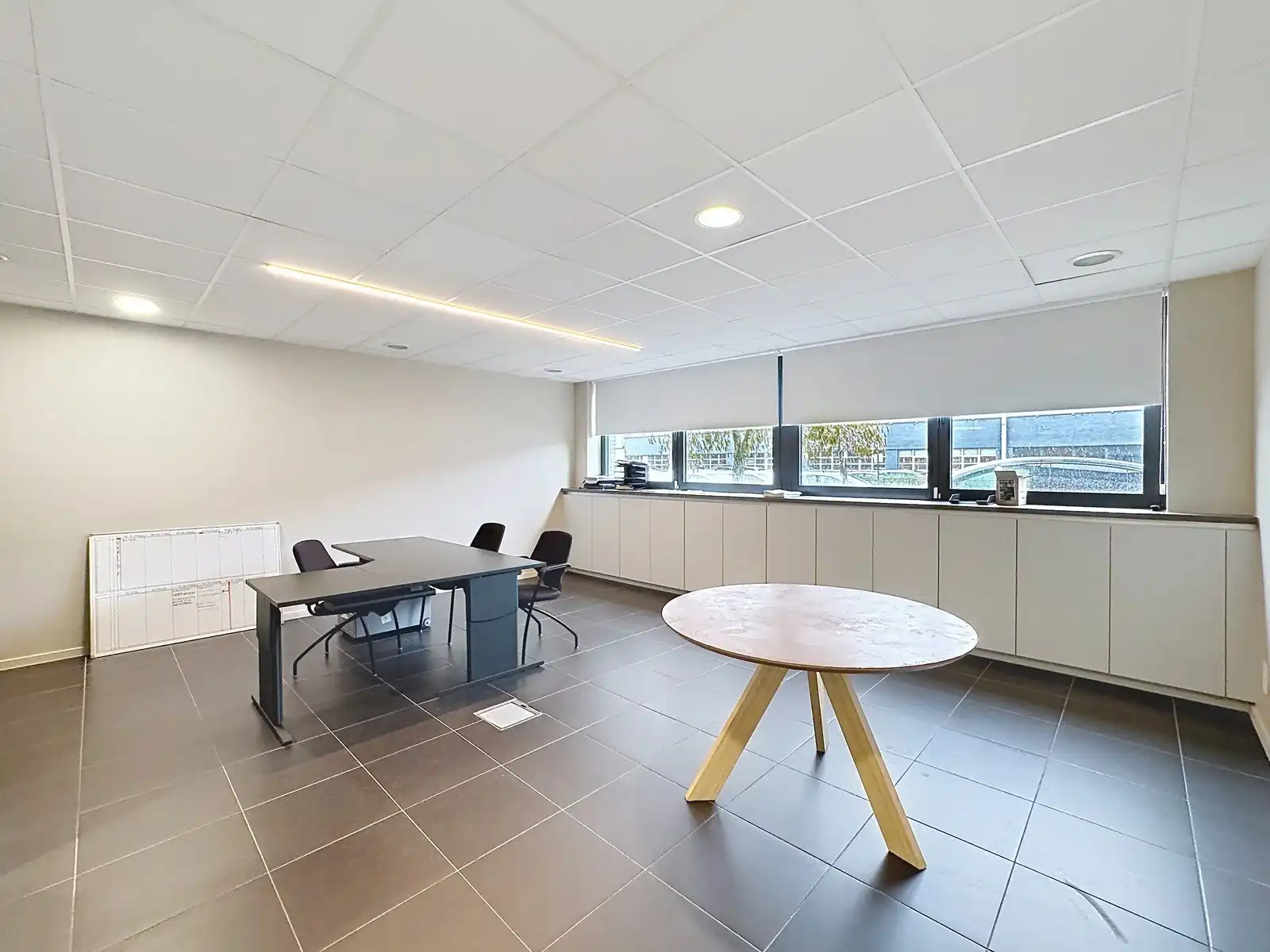 Instapklare & betaalbare KANTOORRUIMTEN (300m²) te huur met 8 aangelegde, private parkings voor de deur. Ideale uitvalsbasis (E40/E403 en A11)! foto 5